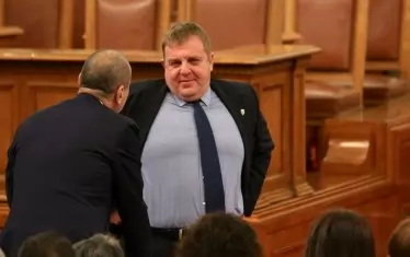 "Договорът с Македония не поражда приписваните изкуствено от Заев права, а именно македонският език, който е непризнат от никого като официален език, да бъде считан за законен такъв на територията на цялата Северна Македония.
Северна Македония е географско наименование, което включва и настоящи земи от Република България. Г-н Заев с този размах утре може да поиска използваният, напълно идентичен български диалект да бъде изучаван като официален чужд език и у нас. Това е недопустимо. Това е провокация", заяви Каракачанов.