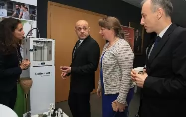 Просветният министър Красимир Вълчев, заместничката му Деница Сачева и вицепремиерът Томислав Дончев разглеждат една от образователните иновации, представени на вчерашния форум.