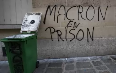 Парижките фасади са осеяни с графити срещу Макрон. На снимката - "Макрон - в затвора".