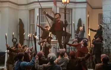 Симпатягата Лин-Мануел Миранда (фенерджията Джак) партнира на Мери в повечето танцови сцени.