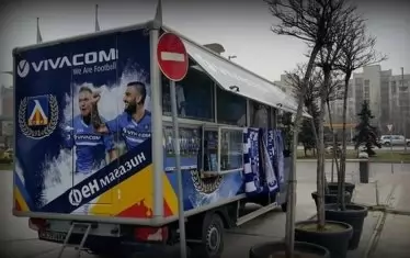 Мобилният щанд на "Левски" при гостуванията на отбора е едно находчиво хрумване, за съжаление без аналог у нас.