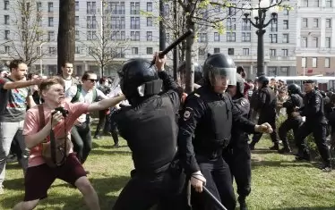 Руските власти се опитват с всички сили да контролирт младежките течения, които според тях не са лоялни към Кремъл. 