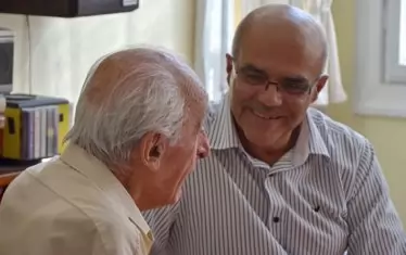 МВР разпространи снимка как служебният вътрешен министър Йордан Бакалов се извинява на 90-годишен невинен човек, че полицаи са влетели по грешка в дома му.