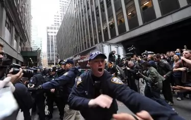 Полицаи се опитват да отблъснат протестиращи от движението "Окупирай" на Уолстрийт, Ню Йорк на 17 ноември 2011 г.
