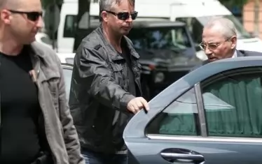 Доган е скрит и зад перденца. 