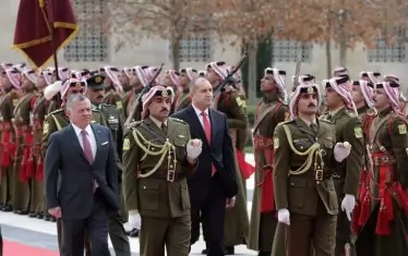 В кралския дворец в столицата Аман българският президент Румен Радев и съпругата му Десислава Радева бяха посрещнати с официална церемония от техни величества крал Абдула II бин ал-Хусейн и кралица Рания ал-Абдула.