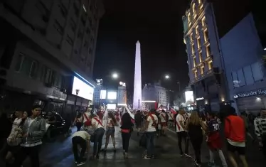 Феновете на "Ривър Плейт" се събират на Обелиска в Буенос Айрес, където празнуват по традиция победите на тима.
