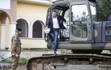 Вътрешният министър на Италия Матео Салвини лично участва в разрушаването на имение на мафиоти край Рим, за да покаже, че е силно ангажиран в борбата с престъпността. 