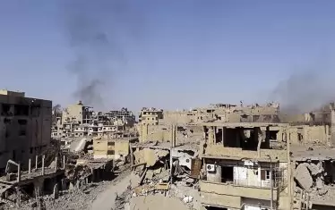 Сирийският град Дейр ез Зор е напълно унищожен от войната. Американските командоси и военноморски сили там  подкрепят Сирийските демократични сили в последната офанзива за малкото парче земя, завладяно от ИД. 