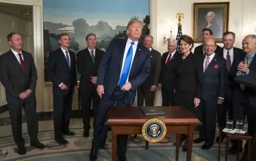  Републиканците и демократите днес спорят по почти всичко, но ако има един въпрос, по който постигат истинско съгласие, това е убеждението, че Америка трябва да промени политиката си към Китай.  На снимката - Американският президент Доналд Дж. Тръмп тъкмо е подписал президентски меморандум срещу "икономическата агресия на Китай" , март 2018 г.