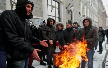  Млади украинци участват в поредния социален протест в столицата Киев. 