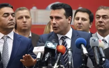 „ Споразумението с Гърция признава македонския език, нашето самоопределение. Няма да бъдем "северномакедонци" и няма да носим срама на "фиромци“. Трябва да помислим какво ще оставим на нашите деца“, заяви миналата седмица Зоран Заев в македонския парламент.