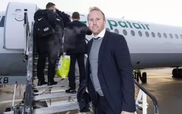 Треньорът на "Цюрих" Людовик Манин позира преди качването на самолета, с който тимът замина вчера за България.