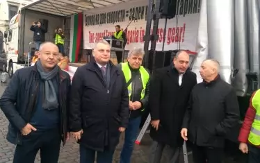 Предстоящите евроизбори нажежиха езика срещу пакета "Макрон". Те са и действителната причина българските евродепутати от всички групи да се обединят зад правото на българските тираджии да спят в кабините и да го издигнат до едва ли не национален идеал.