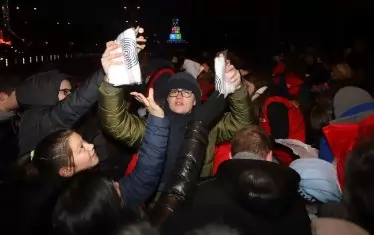 Поларените шалчета и одеяла се разграбиха като топъл хляб.