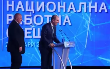 Майсторът на конгресните церемонии, вторият ипостас на ГЕРБ, който до вчера говореше за Борисов само и единствено с благоволѐние, днес обяснява, че този човек не му е приятел. 