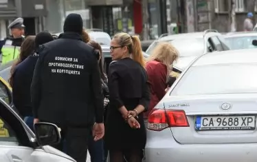  Миналия април КПКОНПИ режисира показния арест на районната кметица на "Младост" Десислава Иванчева в центъра на София.