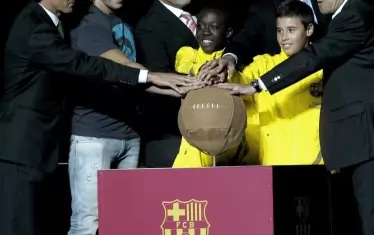 Трима от възпитаниците на "Ла Масия" - Гийермо Амор (вляво), Карлес Пуйол (до него) и Хосеп Гуардиола (вторият от дясно на ляво), заедно с тогавашния клубен президент Сандро Росел (в средата) и каталунския политик Артур Мас (вдясно) позират с две от свежите попълнения в академията през 2011 г.