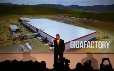 За да привлече "Тесла" като инвеститор, щатът Невада й даде безплатно голям парцел земя в пустинята, построи пътища и инфраструктура и предостави данъчни облекчения за над 1.3 млрд. долара до 2024 г.