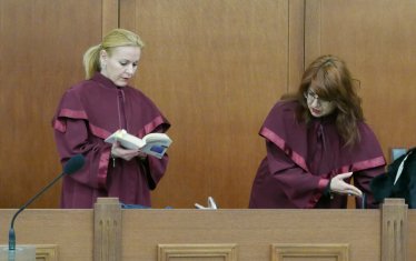 По същото време адвокати и прокурори по делото за източването на КТБ влязоха в спор дали да продължи безкрайното четене на обвинителния акт. Процесът в спецсъда вече над половин година не може да тръгне по същество. Решението ще се вземе от съдия Виржиния Петрова.