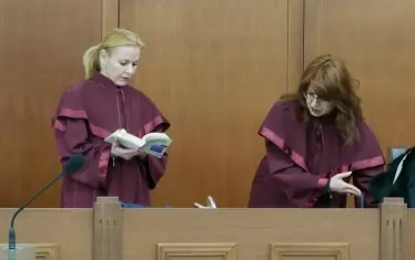 По същото време адвокати и прокурори по делото за източването на КТБ влязоха в спор дали да продължи безкрайното четене на обвинителния акт. Процесът в спецсъда вече над половин година не може да тръгне по същество. Решението ще се вземе от съдия Виржиния Петрова.