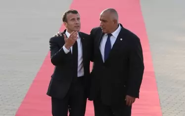  Премиерът Бойко Борисов емоционално разказваше как убедил френския президент Макрон да се откаже от мерките, които ще засегнат българските тираджии. Макрон обаче или не го е разбрал, или умело го е заблудил.