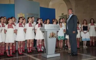 Министърът на културата Боил Банов много обича да се снима със заслужили представители на културата като Детския радиохор на БНР, но е напълно безсилен да реши дори и един от проблемите на културата.