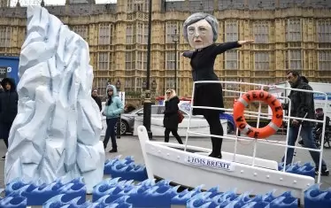  Демонстранти срещу напускането на Великобритания на ЕС изобразиха Тереза Мей като удавница на "Титаник". За 2 години и половина преговори за напускането светът, който обещаваха привържениците на Брекзит, се промени много. Но и ЕС се промени и не изглежда вече такъв, какъвто го харесваха привържениците му във Великобритания. 