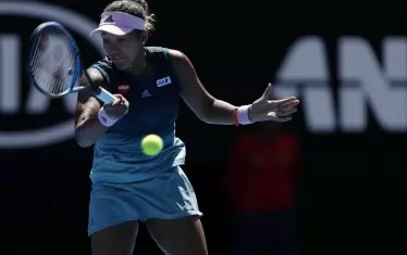 Наоми Осака атакува от форхенд Елина Свитолина при победата си на 1/4-финалите от Australian Open, с която се изкачи на първо място в моментната ранглиста на женския тенис.