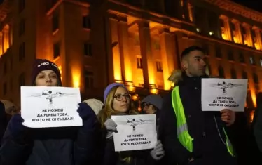 Неколкостотин граждани протестираха в понеделник вечерта пред МС в защита на природата, като сред лозунгите им беше "Винету, спаси Алепу".