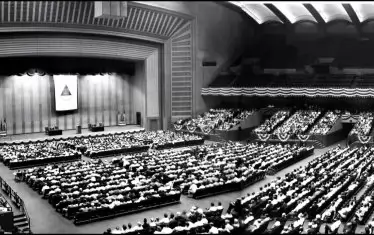  Началото на "Aнонимни алкохолици" е поставено през юни 1935 година от борсовия посредник от Ню Йорк Бил Уилсън и хирурга от Акрон, щата Охайо, които тогава са били "безнадеждни" пияници, стигнали до най-ниското стъпало на житейските си съдби.