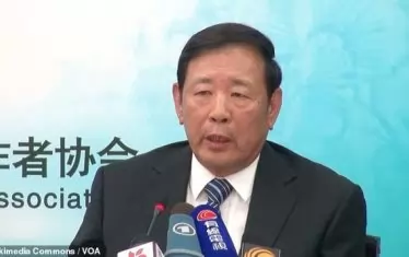 ЗАПЛАХА

Китайски контраадмирал предупреди, че Пекин може да потопи два американски самолетоносача и да попари надеждите на хегемонията на Вашингтон в Тихия океан, пише The Daily Express. Контраадмирал Лоу Юен е заявил в Шънджън, че "онова, от което САЩ най-много се страхуват, е да не дадат жертви”. Според него новите китайски суперсамолетоносачи могат с лекота да потопят американски кораб от същия клас и така да убият 5000 противникови войници. А ако ударят два, то „тогава ще разберем колко уплашена е Америка”, твърди той.