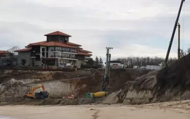 Мащабното строителство с тежка механизация продължава на Шофьорския плаж, намиращ се в близост да защитената зона "Алепу".