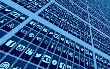  Фалшивите новини се разпространяват най-лесно през социалните медии. 