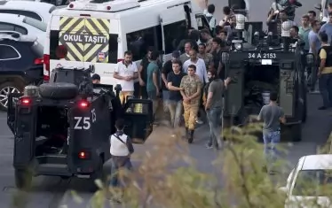  Полицаи арестуват войници на площад Таксим в Истанбул ден след опита за преврат на 15 юли 2016 г. Реакцията на властта на събитията тогава постави под въпрос разбирането им за демокрация, след като стотици хиляди бяха арестувани, уволнени и съдени по обвинения в тероризъм.