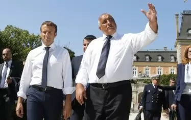 През август 2017-а премиерът Борисов разведе президента Макрон из Евксиноград и му каза, че подкрепя предложенията му за командировките в ЕС, но че пътуванията на шофьорите на тирове не бива да бъдат третирани като обикновени командировки. 