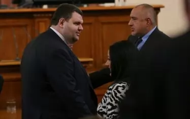  Бойко Борисов и Делян Пеевски отричат да имат нещо общо с "Булгартабак".  