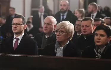 Премиерът на Полша Матеуш Моравецки и членове на правителството на траурната служба в катедрала във Варшава в памет на убития кмет на Гданск. Управляващата партия и църквата критикуваха остро кмета и либералните идеи, които подкрепяше. 