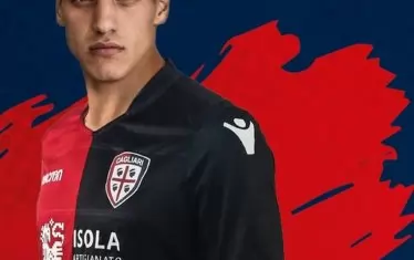 Италианският клуб приветства българина с "Добре дошъл", като пусна първата му снимка, на която той е облякъл екипа на "Каляри". 