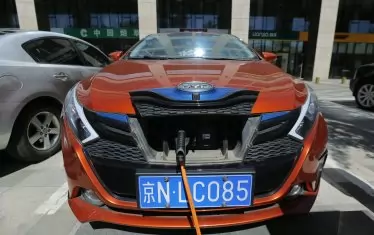  Гледката със зареждащи се с ток автомобили е все по-често срещана по улиците.