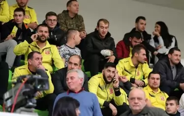 Това са футболистите на аматьорския "Ракитин" от близкото село Трудовец, към които първоначално се насочиха гостуващите от София привърженици на шампионите...