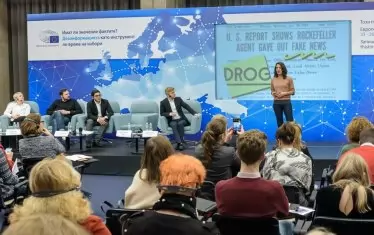  Марайе Аренце обяснява концепцията на DROG за борбата с дезинформацията на обществената дискусия в София. 