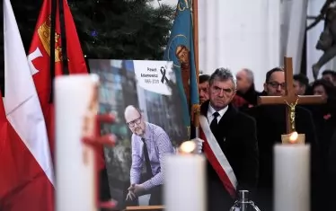 Либералът и дългогодишен кмет на Гданск бе ранен смъртоносно от наскоро пуснат от затвора.