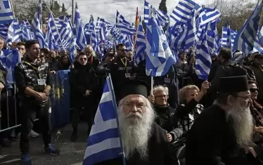 Митрополити от Северна Гърция и монаси от Атон участваха във вчерашния протест срещу Преспанския договор пред гръцкия парламент в Атина.  