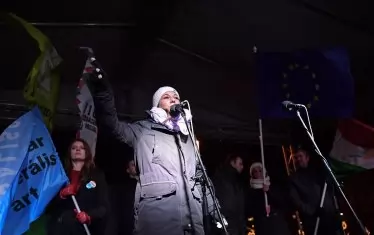  В няколко източноевропейски страни от месец насам има протести срещу властта. На снимка - лидерката на унгарската Либерална партия Анет Боч .