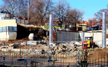  В  деня на откриващото събитие Пловдив посрещна шокираните си  гости  в разкопки и кал.     