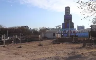 Точно тук ли беше мястото на тая кула, та да превърне в ад движението на града, питат пловдивчани и гостите на откриващото събитие.