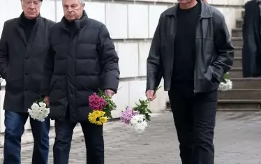 Славните ветерани на "Левски" - Кирил Ивков и Георги Цветков, заедно с доскорошния наставник на вратарите в "синия" клуб Валентин Захариев (от ляво на дясно) също казаха последно сбогом на Иван Вуцов.