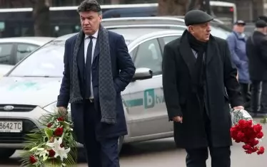Президентът на БФС Борислав Михайлов и зам.изпълнителният директор Антон Попов пристигат за поклонението.