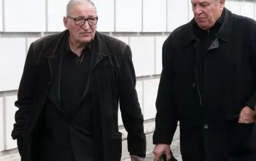 Димитър Пенев и помощникът му в националния отбор Красимир Борисов отиват към фоайето на стадион "Васил Левски" за поклонението.